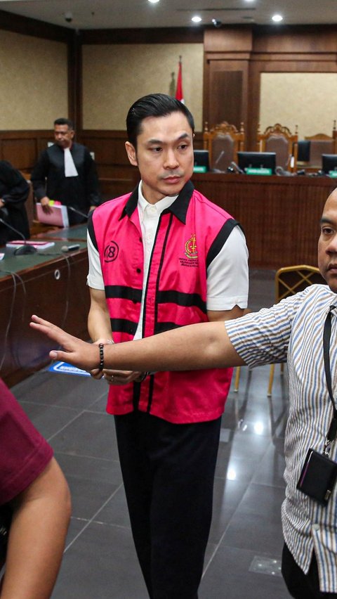 FOTO: Ekspresi Harvey Moeis Mendengar Dakwaan JPU Saat Sidang Perdana di Pengadilan Tipikor