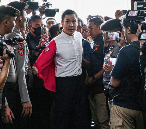 FOTO: Ekspresi Harvey Moeis Mendengar Dakwaan JPU Saat Sidang Perdana di Pengadilan Tipikor