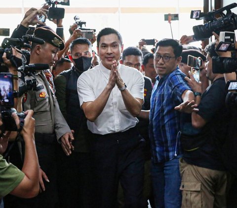 FOTO: Ekspresi Harvey Moeis Mendengar Dakwaan JPU Saat Sidang Perdana di Pengadilan Tipikor