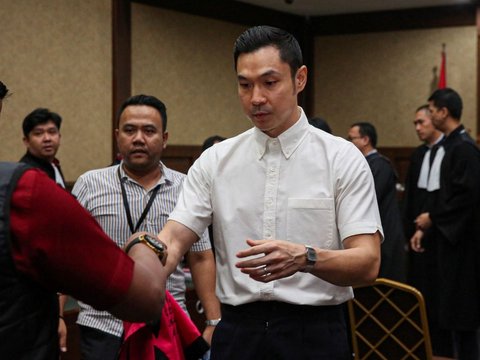 FOTO: Ekspresi Harvey Moeis Mendengar Dakwaan JPU Saat Sidang Perdana di Pengadilan Tipikor