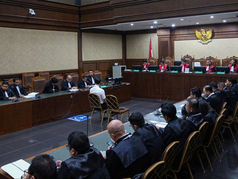 FOTO: Ekspresi Harvey Moeis Mendengar Dakwaan JPU Saat Sidang Perdana di Pengadilan Tipikor