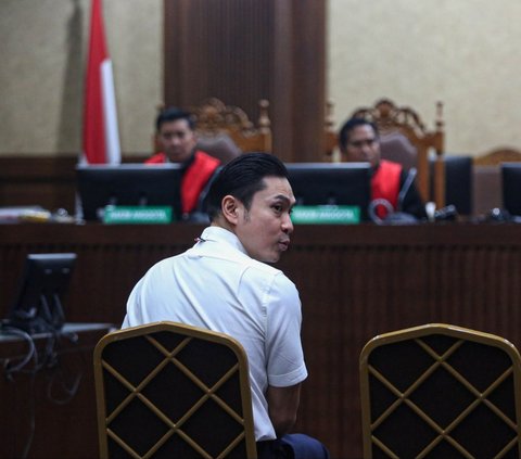 FOTO: Ekspresi Harvey Moeis Mendengar Dakwaan JPU Saat Sidang Perdana di Pengadilan Tipikor