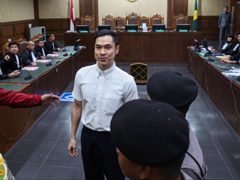 FOTO: Ekspresi Harvey Moeis Mendengar Dakwaan JPU Saat Sidang Perdana di Pengadilan Tipikor