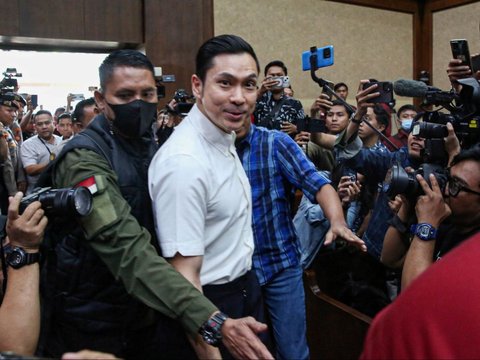 FOTO: Ekspresi Harvey Moeis Mendengar Dakwaan JPU Saat Sidang Perdana di Pengadilan Tipikor