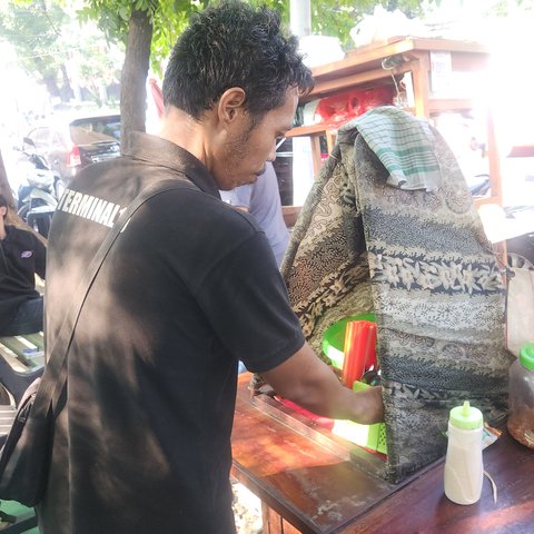 Suara Pedagang Kecil di Blok M: Kalau Mau Jujur, Saya Pilih Kang Emil Daripada Anies di Pilkada Jakarta