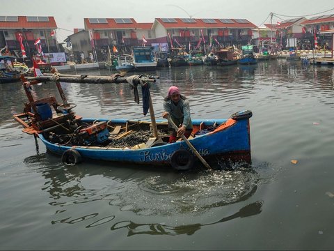 Nelayan melihat rumahnya yang sudah direnovasi menjadi rumah apung di kampung nelayan Muara Angke, Jakarta Utara, Rabu (14/08/2024). 200 Rumah nelayan yang tadinya kumuh kini diubah menjadi rumah apung bantuan dari Universitas Pertahanan yang diinisiasi Prabowo Subianto sebagai upaya meningkatkan kesejahteraan warga nelayan yang kerap terdampak bencana banjir rob dan abrasi. Merdeka.com/Arie Basuki