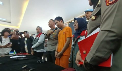 Armor Toreador, tersangka kasus Kekerasan Dalam Rumah Tangga (KDRT) terhadap istrinya Cut Intan Nabila, akhirnya ditangkap pihak kepolisian. Armor dihadirkan dalam konferensi pers di Mapolres Bogor, Jawa Barat, pada Rabu (14/8/2024).