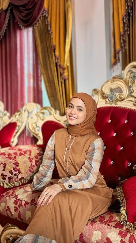 Potret Cantik Putri Isnari Tampil Mengenakan Busana Hijab, Kini jadi Menantu 'Crazy Rich' Kalimantan