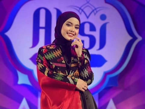 Potret Cantik Putri Isnari Tampil Mengenakan Busana Hijab, Kini jadi Menantu 'Crazy Rich' Kalimantan