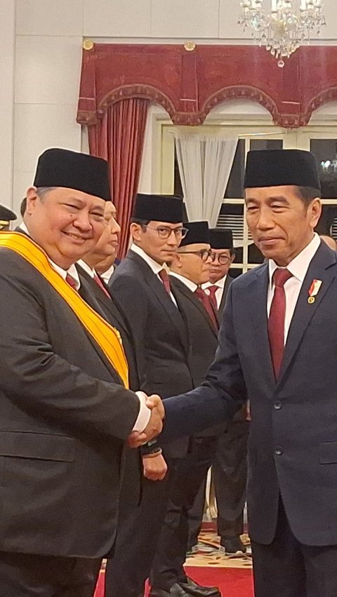 FOTO: Senyum Semringah Airlangga Hartarto Terima Tanda Kehormatan dari Jokowi