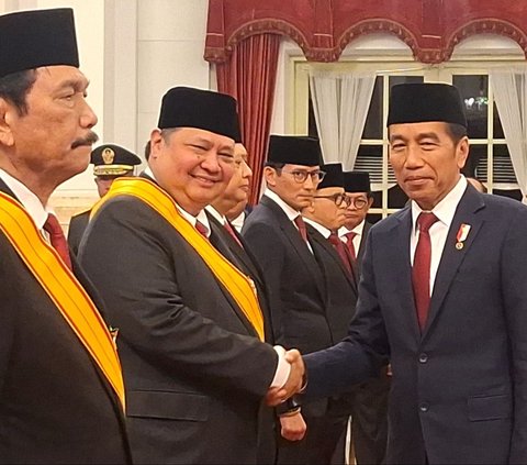 Menko Bidang Perekonomian Airlangga Hartarto tersenyum semringah ketika menerima tanda kehormatan dari Presiden Joko Widodo atau Jokowi di Istana Negara, Jakarta, Rabu (14/8/2024). Presiden Jokowi menganugerahkan tanda kehormatan kepada tokoh yang dinilai berjasa bagi bangsa dan negara dalam rangka HUT ke-79 Kemerdekaan RI. Foto: Liputan6.com/Lizsa Egaham