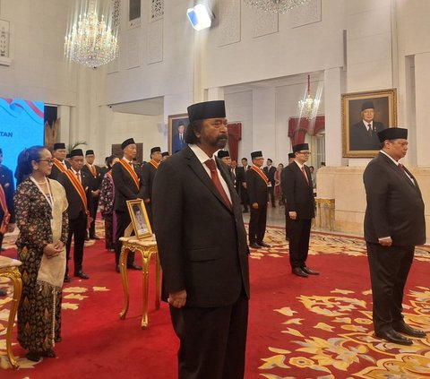 FOTO: Senyum Semringah Airlangga Hartarto Terima Tanda Kehormatan dari Jokowi