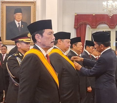 FOTO: Senyum Semringah Airlangga Hartarto Terima Tanda Kehormatan dari Jokowi