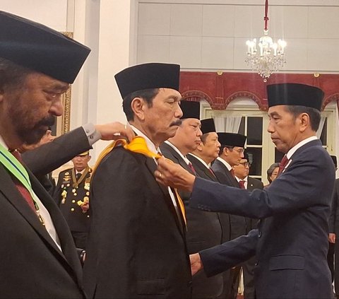 FOTO: Senyum Semringah Airlangga Hartarto Terima Tanda Kehormatan dari Jokowi