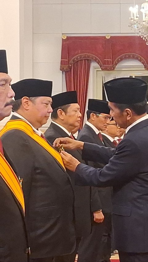 Momen Jokowi menyematkan tanda kehormatan kepada Airlangga Hartarto di Istana Negara, Jakarta, Rabu (14/8/2024). Foto: Liputan6.com/Lizsa Egaham