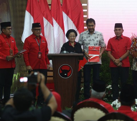 Ketua Umum PDI Perjuangan Megawati Soekarnoputri (tengah) saat memimpin pengumuman bakal calon kepala daerah/wakil kepala daerah dari PDI Perjuangan di Kantor DPP PDI Perjuangan, Menteng, Jakarta Pusat, Rabu (14/8/2024). Dalam momen tersebut, Megawati mengungkapkan dirinya bersedia kembali menjadi Ketua Umum PDIP lima tahun mendatang.<br>