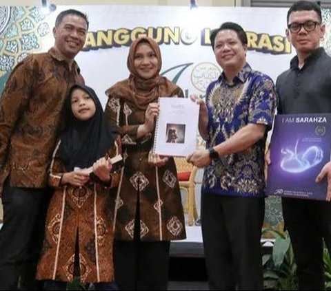 Executive Produser SinemArt, David Setiawan Suwarto (kedua kanan) berfoto bersama penulis novel 'I Am Sahraza' dalam event Islamic Book Fair (IBF) di Jakarta Convention Center (JCC), Jakarta, Rabu (14/8/2024). Novel bertajuk 'I Am Sarahza' karya pasangan penulis Hanum Salsabiela Rais dan Rangga Almahendra akan kembali ke layar lebar.  Foto: Liputan6.com/Herman Zakharia