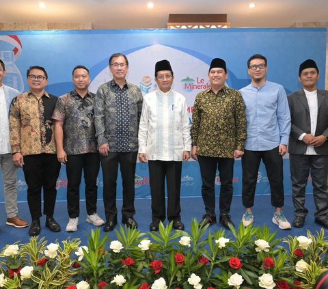 Proud of Indonesian Products, Ahsan and Dude Herlino Praise the Collaboration of Istiqlal Mosque with Le Minerale