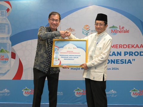 Proud of Indonesian Products, Ahsan and Dude Herlino Praise the Collaboration of Istiqlal Mosque with Le Minerale