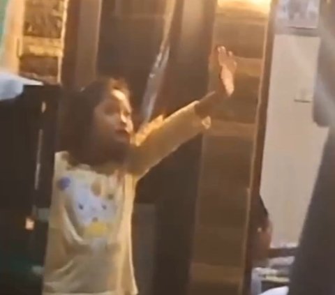 Touching Moment of the Little Girl Looking Up and Waving Her Hand on the Day Her Father Passed Away: 