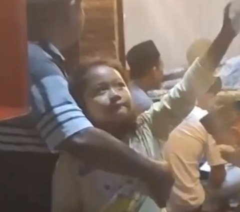 Touching Moment of the Little Girl Looking Up and Waving Her Hand on the Day Her Father Passed Away: 