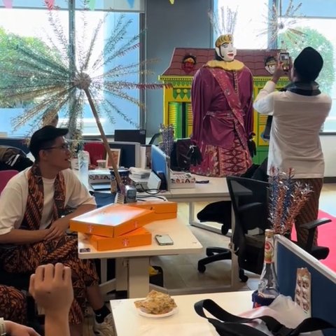 Momen Seru Kantor Berubah Jadi Acara &lsquo;Nikahan&rsquo; Adat Betawi, Totalitas untuk Lomba Agustusan