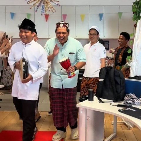 Momen Seru Kantor Berubah Jadi Acara &lsquo;Nikahan&rsquo; Adat Betawi, Totalitas untuk Lomba Agustusan