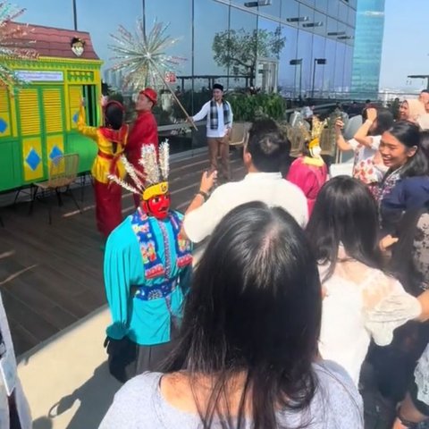Momen Seru Kantor Berubah Jadi Acara &lsquo;Nikahan&rsquo; Adat Betawi, Totalitas untuk Lomba Agustusan