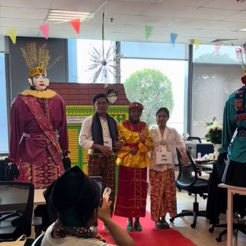 Momen Seru Kantor Berubah Jadi Acara &lsquo;Nikahan&rsquo; Adat Betawi, Totalitas untuk Lomba Agustusan