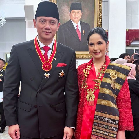 Kenakan Selendang Ulos, ini 7 Potret Cantik Annisa Pohan saat Dampingi Sang Suami Menerima Tanda Jasa di Istana Negara