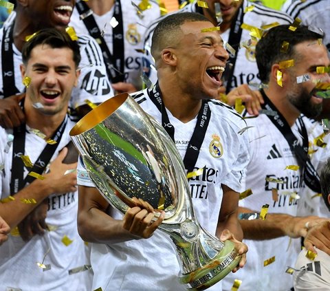 FOTO: Debut Gemilang Kylian Mbappe di Real Madrid Sukses Cetak Gol dan Angkat Trofi Juara Piala Super Eropa 2024