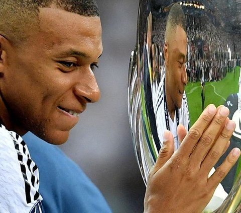 FOTO: Debut Gemilang Kylian Mbappe di Real Madrid Sukses Cetak Gol dan Angkat Trofi Juara Piala Super Eropa 2024