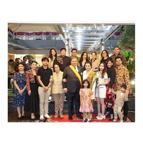 Airlangga Hartarto dan keluarga