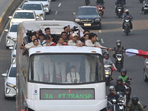 FOTO: Pawai Rombongan Atlet Olimpiade Paris 2024 Ramaikan Jalan Protokol Jakarta