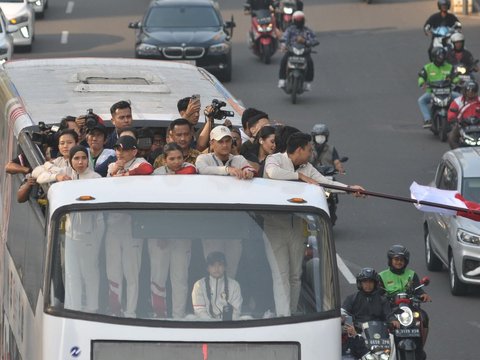 FOTO: Pawai Rombongan Atlet Olimpiade Paris 2024 Ramaikan Jalan Protokol Jakarta