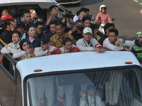 FOTO: Pawai Rombongan Atlet Olimpiade Paris 2024 Ramaikan Jalan Protokol Jakarta