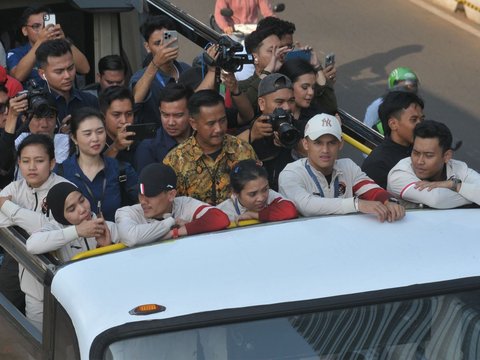 FOTO: Pawai Rombongan Atlet Olimpiade Paris 2024 Ramaikan Jalan Protokol Jakarta