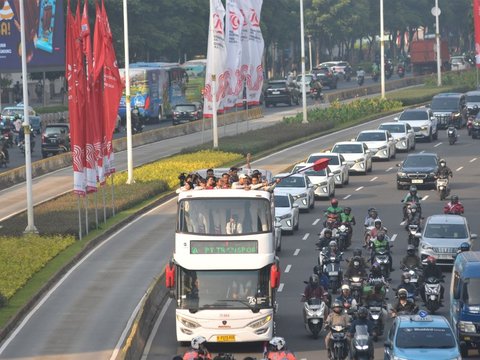 FOTO: Pawai Rombongan Atlet Olimpiade Paris 2024 Ramaikan Jalan Protokol Jakarta