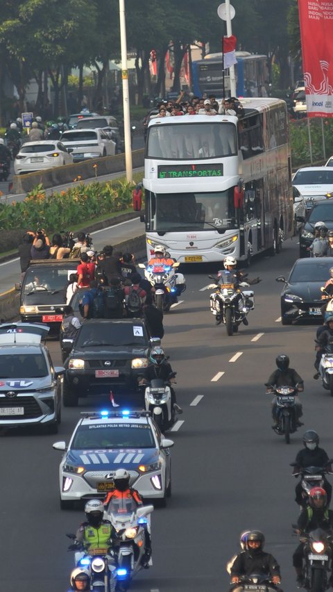 FOTO: Pawai Rombongan Atlet Olimpiade Paris 2024 Ramaikan Jalan Protokol Jakarta