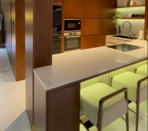 The Luxurious and Sophisticated Kitchen of Mona Ratuliu, Complete with a Dishwasher