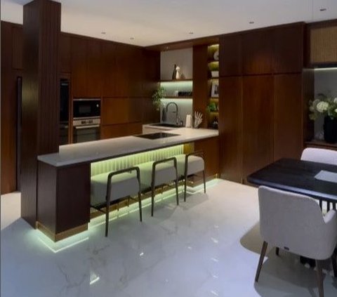 The Luxurious and Sophisticated Kitchen of Mona Ratuliu, Complete with a Dishwasher