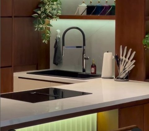 The Luxurious and Sophisticated Kitchen of Mona Ratuliu, Complete with a Dishwasher