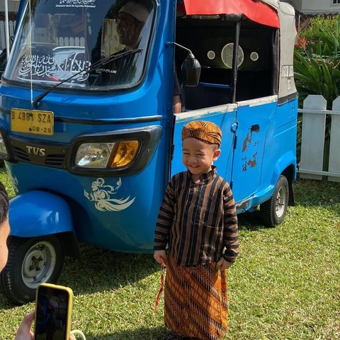 Lucunya Rayyanza Pakai Beskap di Sekolah, Gemas Pose di Depan Bajaj