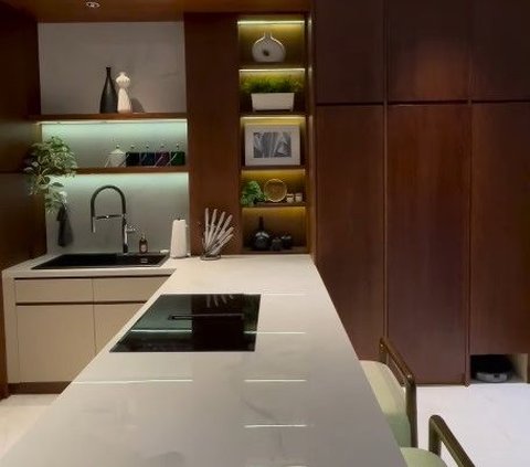 The Luxurious and Sophisticated Kitchen of Mona Ratuliu, Complete with a Dishwasher