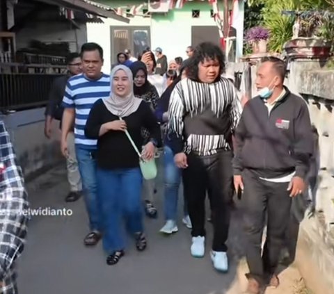 Indifferent to Criticism Ahead of the Regional Election, 8 Photos of Marshel Widianto Engaging with Residents, His Style Like a Official