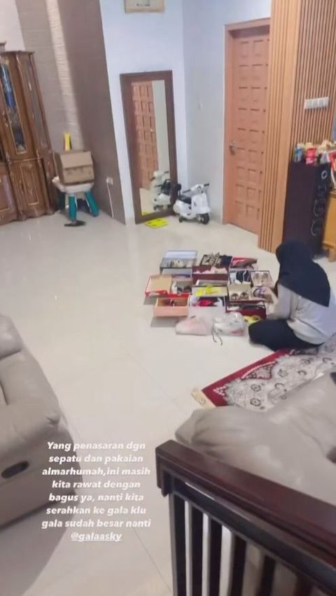 Inilah koleksi sepatu-sepatu milik Vanessa yang sedang dibersihkan.