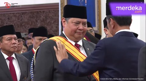 Terseyum Manis, Airlangga Hartarto saat Dapat Penghargaan dari Presiden Jokowi