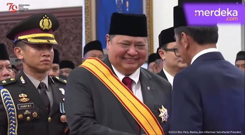 Terseyum Manis, Airlangga Hartarto saat Dapat Penghargaan dari Presiden Jokowi