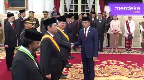 Terseyum Manis, Airlangga Hartarto saat Dapat Penghargaan dari Presiden Jokowi