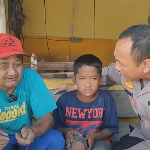 Pria Paruh Baya Keliling Cari Rongsokan Bawa Anak, Disetop Polisi Ending-nya Diberi Modal Usaha